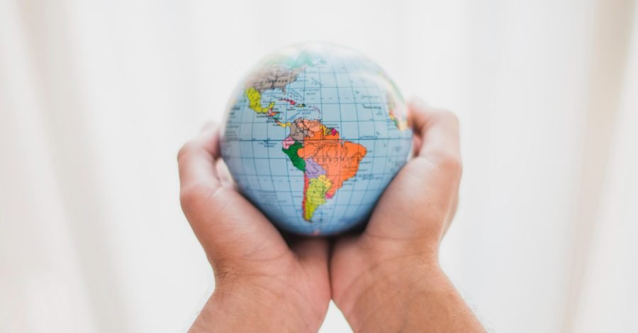 Imagem ilustrando o conteúdo sobre turismo na América do Sul, mostrando um globo terrestre e o continente em destaque.