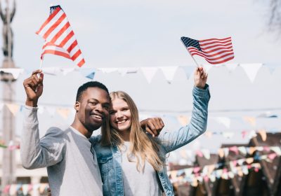 Imagem mostrando um casal comemorando por conseguir sua cidadania americana.