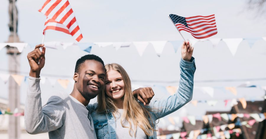 Imagem mostrando um casal comemorando por conseguir sua cidadania americana.