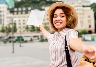 Imagem mostrando uma turista brasileira desfrutando de sua viagem após conseguir seu visto francês.