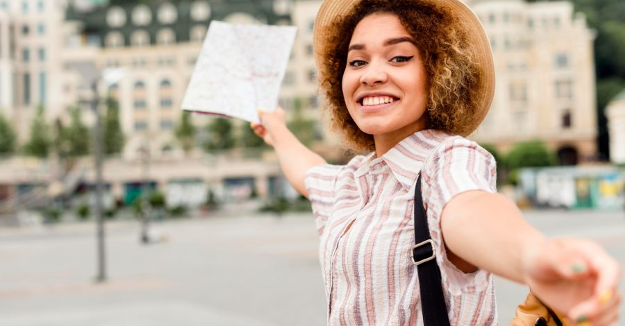 Imagem mostrando uma turista brasileira desfrutando de sua viagem após conseguir seu visto francês.