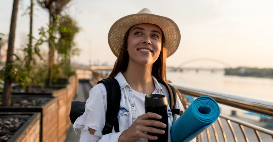 Imagem ilustrativa sobre viagem para o exterior mostrando uma turista em seu destino.