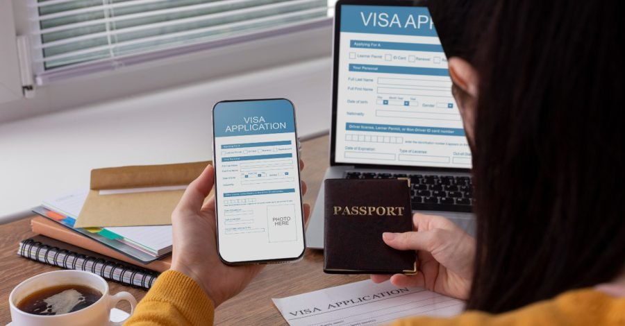 Imagem ilustrativa sobre o e-Visa mostrando uma solicitante abrindo o formulário do visto em seus aparelhos eletrônicos.