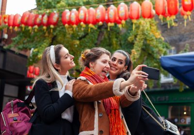 Imagem mostrando três amigas felizes em sua viagem para China após contarem com a ajuda da Singular Mobiilidade Internacional para solicitar seus vistos.