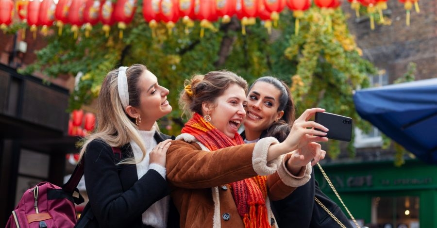 Imagem mostrando três amigas felizes em sua viagem para China após contarem com a ajuda da Singular Mobiilidade Internacional para solicitar seus vistos.