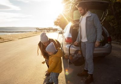 Imagem mostrando uma viagem em família, com pessoas felizes e satisfgeitas em seu destino internacional.
