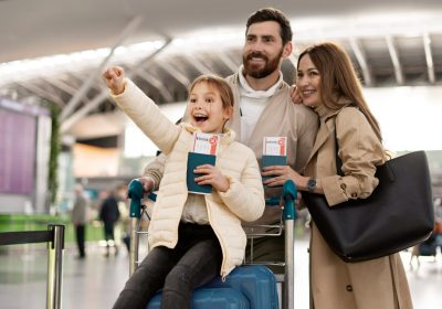 Imagem ilustrativa sobre viagem internacional com crianças mostrando uma família chegando ao aeroporto após contar com o auxílio da Singular Mobilidade Internacional em seu planejamento.