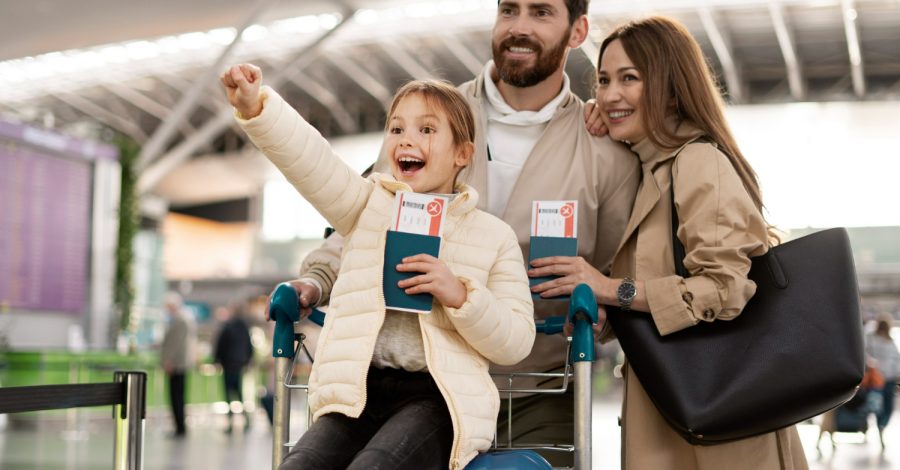 Imagem ilustrativa sobre viagem internacional com crianças mostrando uma família chegando ao aeroporto após contar com o auxílio da Singular Mobilidade Internacional em seu planejamento.