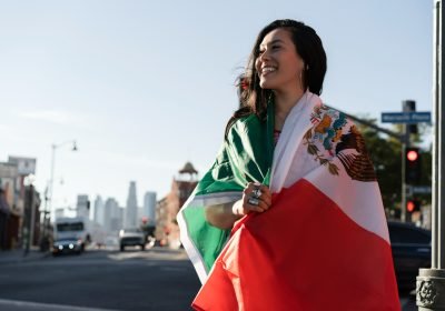 Imagem ilustrativa sobre o visto mexicano mostrando uma turista feliz ao solicitar seu visto com a ajuda da Singular Mobilidade Internacional.