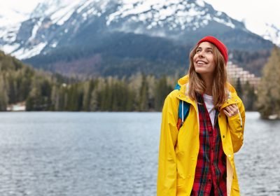 Imagem ilustrativa sobre visto canadense mostrando uma turista deslumbrada com as belezas do país.