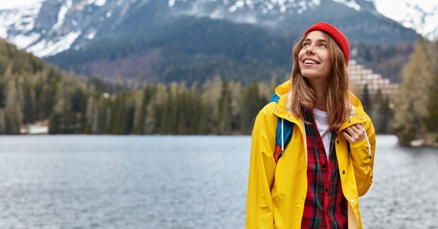 Imagem ilustrativa sobre visto canadense mostrando uma turista deslumbrada com as belezas do país.