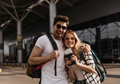 Casal de brasileiros feliz em sua viagem após tirar o passaporte com o auxílio da consultoria da Singular Mobilidade Internacional.