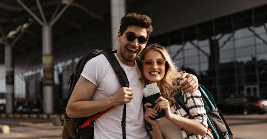 Casal de brasileiros feliz em sua viagem após tirar o passaporte com o auxílio da consultoria da Singular Mobilidade Internacional.