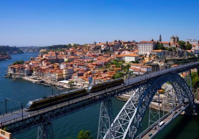Imagem ilustrativa sobre o tema "precisa de visto para Portugal?" mostrando a cidade do Porto.