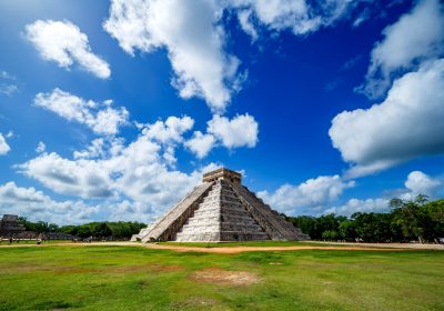 Imagem ilustrativa sobre viajar para o México mostrando uma das famosas pirâmides do país.