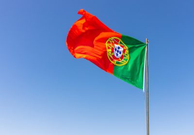 Imagem da bandeira portuguesa ilustrando os tipos de visto para Portugal.