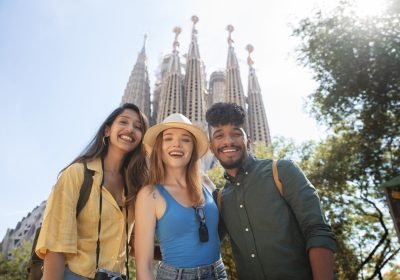 Imagem mostrando um grupo de amigos fazendo turismo após tirar a dúvida "preciso de visto para Espanha?" com a SIngular Mobilidade Internacional.