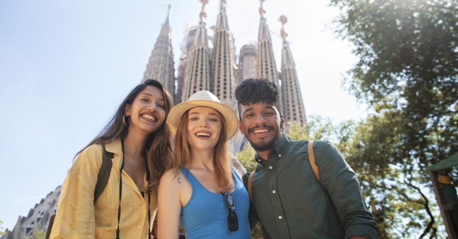 Imagem mostrando um grupo de amigos fazendo turismo após tirar a dúvida "preciso de visto para Espanha?" com a SIngular Mobilidade Internacional.
