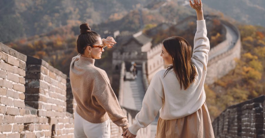 Imagem ilustrando o conteúdo sobre turismo na China mostrando uma dupla de amigas visitando a Muralha da China em uma viagem de turismo no país.